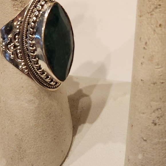 Sterling Silver Intricate Artistry Oval set Green Ring- Size 6. - Picture 7 of 9